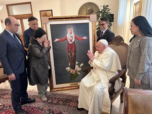 Megawati Beri Lukisan Bunda Maria Berkebaya Merah ke Paus Fransiskus