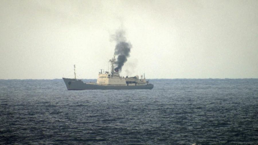 Pejabat militer mengatakan foto yang diambil dari kapal terdekat ini menunjukkan asap mengepul dari kebakaran di atas kapal mata-mata Rusia Kildin di lepas pantai Suriah pada 23 Januari 2025. (AP Photo)