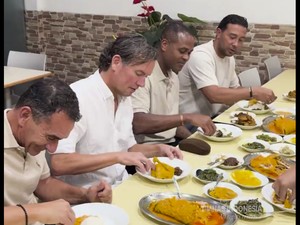 Video: Patrick Kluivert cs Lahap Makan Nasi Padang