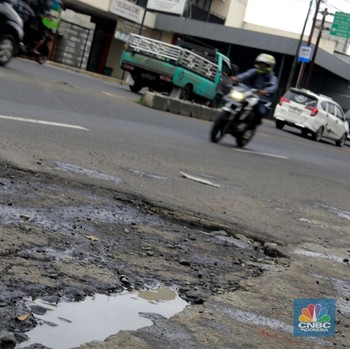 Ngeri! Muncul Jalan 'Dajjal' di Depok, Hampir Makan Korban