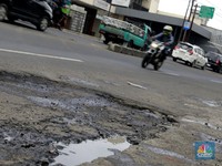 Ngeri! Muncul Jalan 'Dajjal' di Depok, Hampir Makan Korban