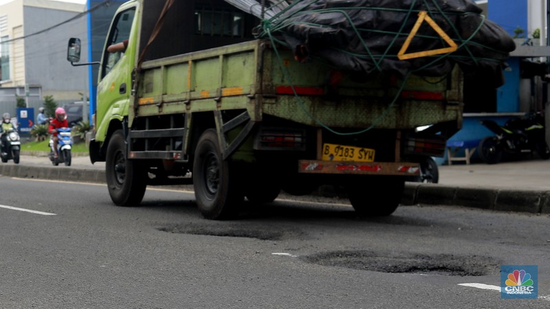 Pengendara melewati jalan rusak berlubang di Jalan Raya Parung-Ciputat, Bojongsari, Kota Depok, Jawa Barat, Jumat (7/1/2025). Pengendara melewati jalan rusak berlubang di Jalan Raya Parung-Ciputat, Bojongsari, Kota Depok, Jawa Barat, Jumat (7/1/2025). (CNBC Indonesia/Muhammad Sabki)
