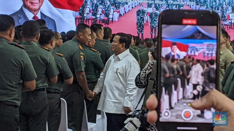 Presiden Prabowo Subianto mengumpulkan Komandan Satuan TNI di Istana Bogor, Jawa Barat, Jumat (7/2/2025), sore. (CNBC Indonesia/Emir Yanwardhana)