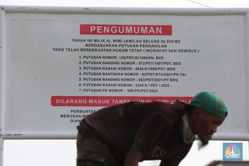 Menteri Agraria dan Tata Ruang/Kepala Badan Pertanahan Nasional (ATR/BPN) Nusron Wahid turun langsung ke lokasi penggusuran di Desa Setia Mekar, Kabupaten Bekasi, Jumat (7/2/2025). Menteri Agraria dan Tata Ruang/Kepala Badan Pertanahan Nasional (ATR/BPN) Nusron Wahid turun langsung ke lokasi penggusuran di Desa Setia Mekar, Kabupaten Bekasi, Jumat (7/2/2025). (Dok. Kementerian ATR/ BPN)