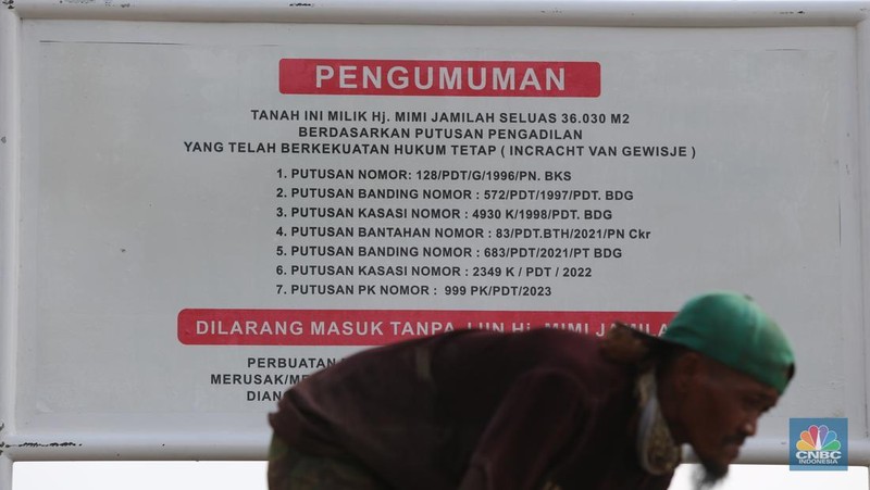 Menteri Agraria dan Tata Ruang/Kepala Badan Pertanahan Nasional (ATR/BPN) Nusron Wahid turun langsung ke lokasi penggusuran di Desa Setia Mekar, Kabupaten Bekasi, Jumat (7/2/2025). (Dok. Kementerian ATR/ BPN)