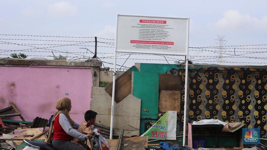 Sejumlah warga mengambil barang dari rumah mereka yang hancur setelah eksekusi pengosongan di tepi jalan Desa Setiamekar, Tambun Selatan, Bekasi, Jumat (31/1/2025). (վ/Tias Budiarto)
