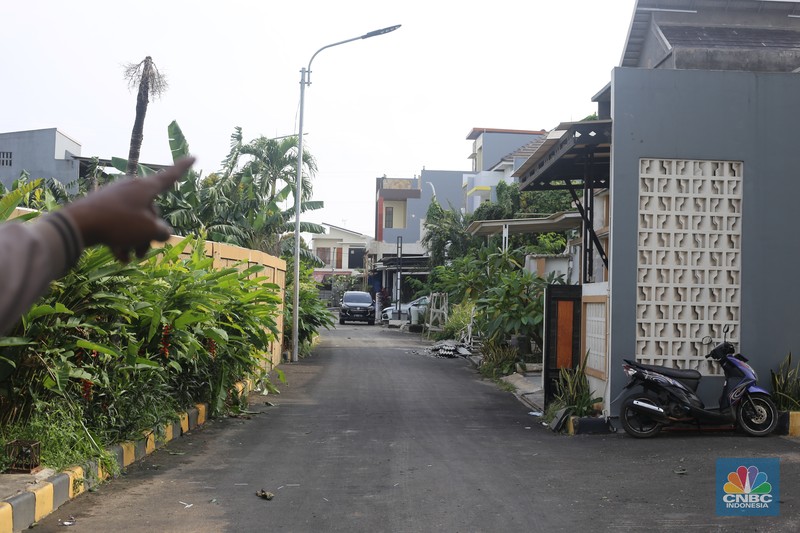 Menteri Agraria dan Tata Ruang/Kepala Badan Pertanahan Nasional (ATR/BPN) Nusron Wahid turun langsung ke lokasi penggusuran di Desa Setia Mekar, Kabupaten Bekasi, Jumat (7/2/2025). (Dok. Kementerian ATR/ BPN)