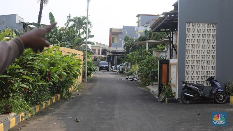 Menteri Agraria dan Tata Ruang/Kepala Badan Pertanahan Nasional (ATR/BPN) Nusron Wahid turun langsung ke lokasi penggusuran di Desa Setia Mekar, Kabupaten Bekasi, Jumat (7/2/2025). (Dok. Kementerian ATR/ BPN)