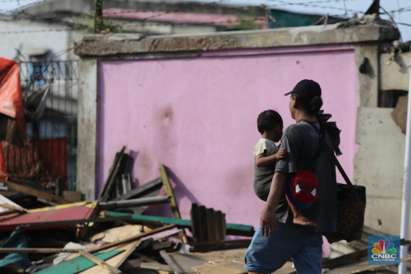 Menteri Agraria dan Tata Ruang/Kepala Badan Pertanahan Nasional (ATR/BPN) Nusron Wahid turun langsung ke lokasi penggusuran di Desa Setia Mekar, Kabupaten Bekasi, Jumat (7/2/2025). (Dok. Kementerian ATR/ BPN)