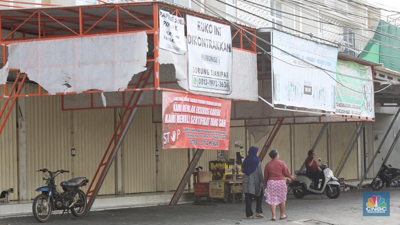 Menteri Agraria dan Tata Ruang/Kepala Badan Pertanahan Nasional (ATR/BPN) Nusron Wahid turun langsung ke lokasi penggusuran di Desa Setia Mekar, Kabupaten Bekasi, Jumat (7/2/2025). (Dok. Kementerian ATR/ BPN)
