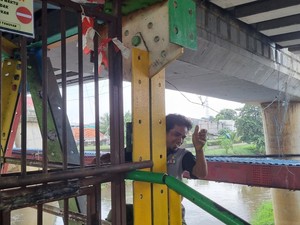 Bagai Benteng Takeshi di Kalibata karena JPO Ditutup