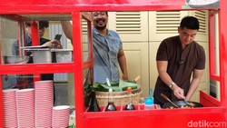 Datangi Rumah Jokowi Bawa Gerobak, Chef Arnold Masak Nasi Goreng buat Warga