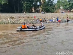 Perahu Karet Bantu Warga dan Antar Ibu Hamil di Probolinggo