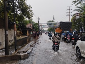 Video: Hujan Lebat Semalam, Sejumlah Wilayah di Jakbar Terendam Banjir