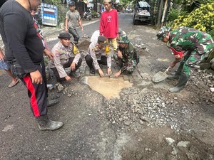 Kapolsek Somba Opu Gotong Royong Perbaiki Jalan Rusak Bareng Warga