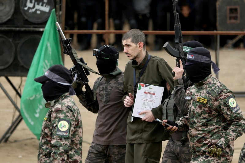 Kesepakatan pertukaran sandera-tahanan antara Hamas dan Israel, di Gaza tengah, Sabtu (8/2/2025). (REUTERS/Ramadan Abed) Kesepakatan pertukaran sandera-tahanan antara Hamas dan Israel, di Gaza tengah, Sabtu (8/2/2025). (REUTERS/Ramadan Abed)