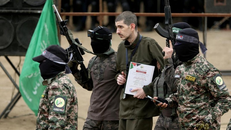 Kesepakatan pertukaran sandera-tahanan antara Hamas dan Israel, di Gaza tengah, Sabtu (8/2/2025). (REUTERS/Ramadan Abed)