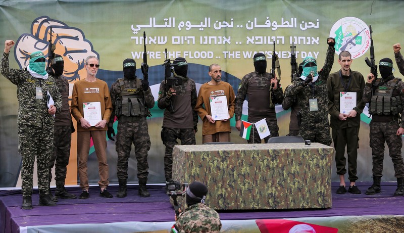 Kesepakatan pertukaran sandera-tahanan antara Hamas dan Israel, di Gaza tengah, Sabtu (8/2/2025). (REUTERS/Ramadan Abed) Kesepakatan pertukaran sandera-tahanan antara Hamas dan Israel, di Gaza tengah, Sabtu (8/2/2025). (REUTERS/Ramadan Abed)