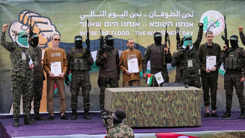 Kesepakatan pertukaran sandera-tahanan antara Hamas dan Israel, di Gaza tengah, Sabtu (8/2/2025). (REUTERS/Ramadan Abed)