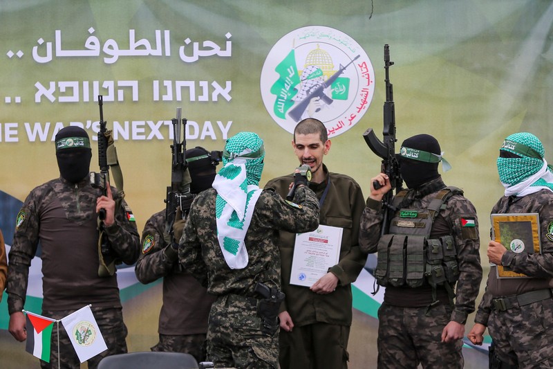 Kesepakatan pertukaran sandera-tahanan antara Hamas dan Israel, di Gaza tengah, Sabtu (8/2/2025). (REUTERS/Ramadan Abed) Kesepakatan pertukaran sandera-tahanan antara Hamas dan Israel, di Gaza tengah, Sabtu (8/2/2025). (REUTERS/Ramadan Abed)