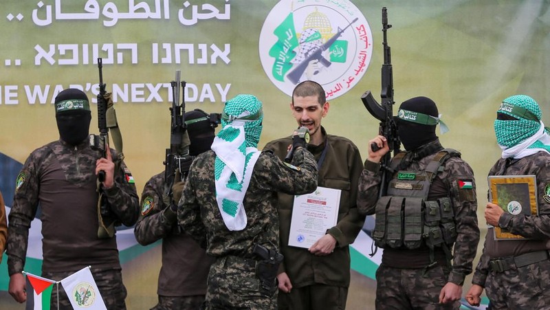 Kesepakatan pertukaran sandera-tahanan antara Hamas dan Israel, di Gaza tengah, Sabtu (8/2/2025). (REUTERS/Ramadan Abed)