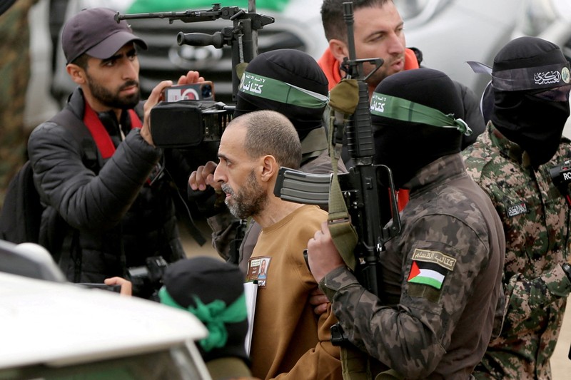 Kesepakatan pertukaran sandera-tahanan antara Hamas dan Israel, di Gaza tengah, Sabtu (8/2/2025). (REUTERS/Ramadan Abed)