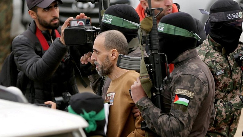 Kesepakatan pertukaran sandera-tahanan antara Hamas dan Israel, di Gaza tengah, Sabtu (8/2/2025). (REUTERS/Ramadan Abed)