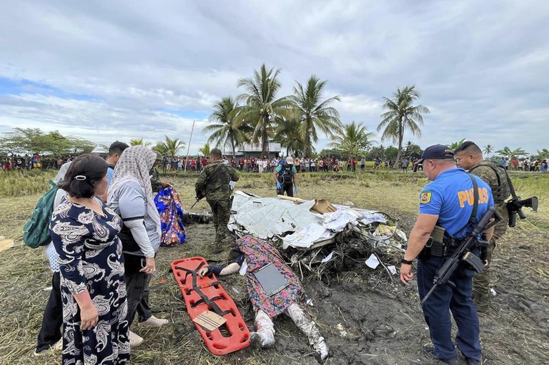 Kondisi bangkai pesawat militer AS yang jatuh pada aera sawah di provinsi Maguindanao del Sur, Filipina, Kamis (6/2/2025). (Sam Mala/UGC via AP) Kondisi bangkai pesawat militer AS yang jatuh pada aera sawah di provinsi Maguindanao del Sur, Filipina, Kamis (6/2/2025). (Sam Mala/UGC via AP)
