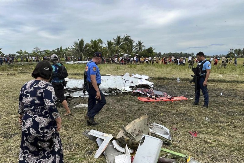 Kondisi bangkai pesawat militer AS yang jatuh pada aera sawah di provinsi Maguindanao del Sur, Filipina, Kamis (6/2/2025). (Sam Mala/UGC via AP) Kondisi bangkai pesawat militer AS yang jatuh pada aera sawah di provinsi Maguindanao del Sur, Filipina, Kamis (6/2/2025). (Sam Mala/UGC via AP)