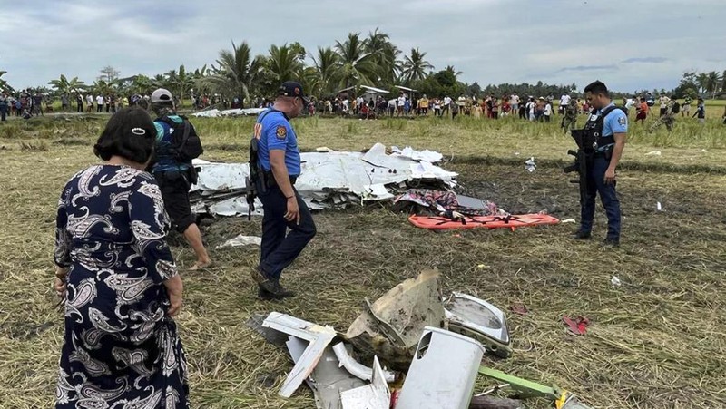 Kondisi bangkai pesawat militer AS yang jatuh pada aera sawah di provinsi Maguindanao del Sur, Filipina, Kamis (6/2/2025). (Sam Mala/UGC via AP)