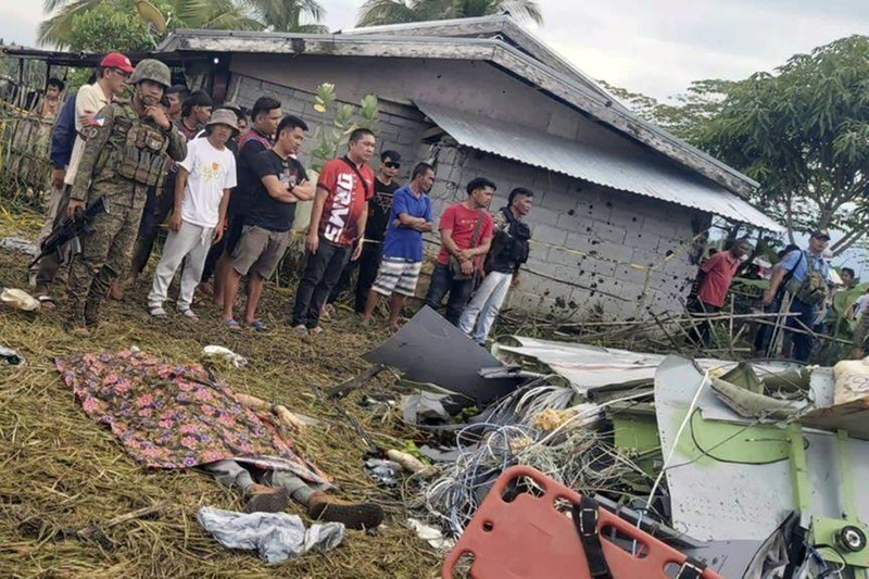 Kondisi bangkai pesawat militer AS yang jatuh pada aera sawah di provinsi Maguindanao del Sur, Filipina, Kamis (6/2/2025). (Sam Mala/UGC via AP) Kondisi bangkai pesawat militer AS yang jatuh pada aera sawah di provinsi Maguindanao del Sur, Filipina, Kamis (6/2/2025). (Sam Mala/UGC via AP)