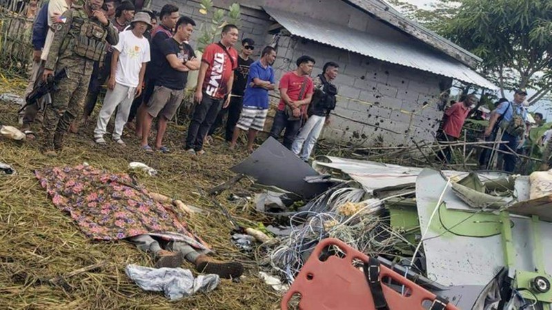 Kondisi bangkai pesawat militer AS yang jatuh pada aera sawah di provinsi Maguindanao del Sur, Filipina, Kamis (6/2/2025). (Sam Mala/UGC via AP)