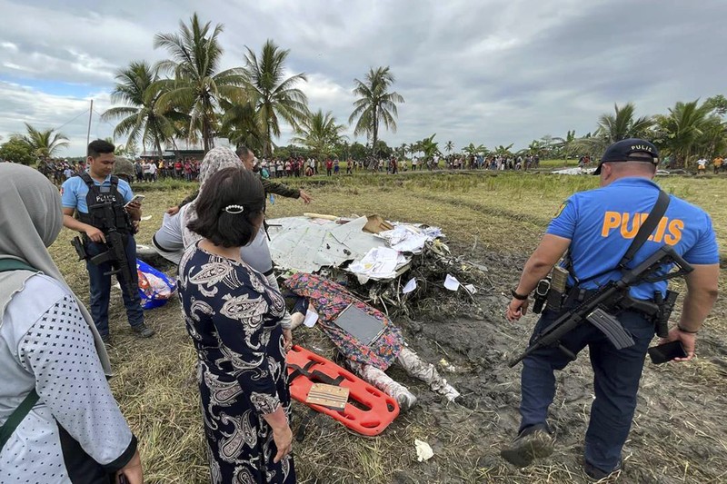 Kondisi bangkai pesawat militer AS yang jatuh pada aera sawah di provinsi Maguindanao del Sur, Filipina, Kamis (6/2/2025). (Sam Mala/UGC via AP)