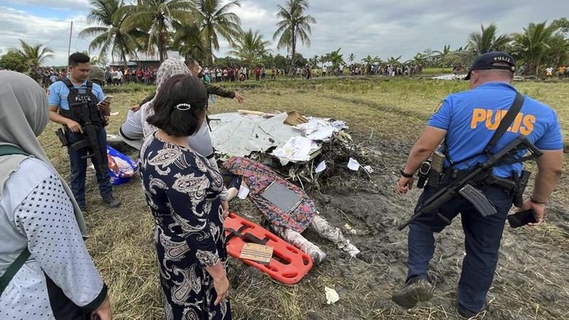 Kondisi bangkai pesawat militer AS yang jatuh pada aera sawah di provinsi Maguindanao del Sur, Filipina, Kamis (6/2/2025). (Sam Mala/UGC via AP)