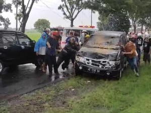 Panther Isi 4 Orang Sekeluarga Remuk Tertimpa Pohon di Karanganyar