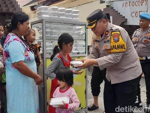 Polisi Sidoarjo Bagikan Makanan Gratis untuk Warga