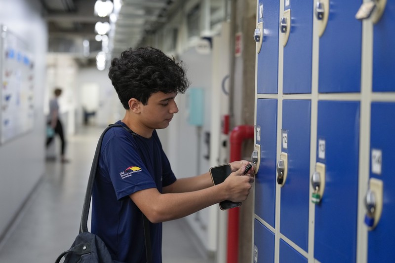 Presiden Brasil Luiz Inácio Lula da Silva resmi menandatangani undang-undang yang mebatasi penggunaan smartphone di lingkungan sekolah. (AP Photo/Andre Penner) Presiden Brasil Luiz Inácio Lula da Silva resmi menandatangani undang-undang yang mebatasi penggunaan smartphone di lingkungan sekolah. (AP Photo/Andre Penner)