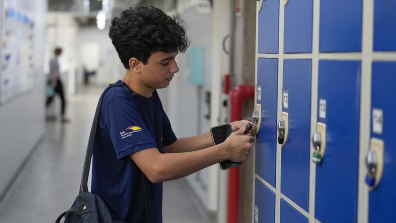Presiden Brasil Luiz Inácio Lula da Silva resmi menandatangani undang-undang yang mebatasi penggunaan smartphone di lingkungan sekolah. (AP Photo/Andre Penner)