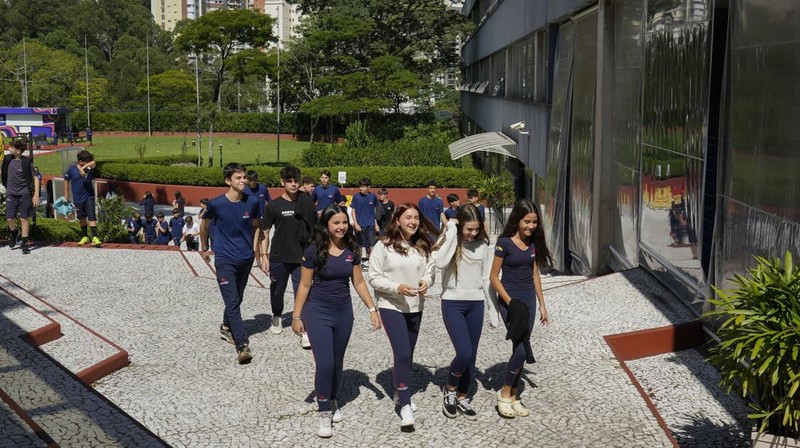 Presiden Brasil Luiz Inácio Lula da Silva resmi menandatangani undang-undang yang mebatasi penggunaan smartphone di lingkungan sekolah. (AP Photo/Andre Penner)
