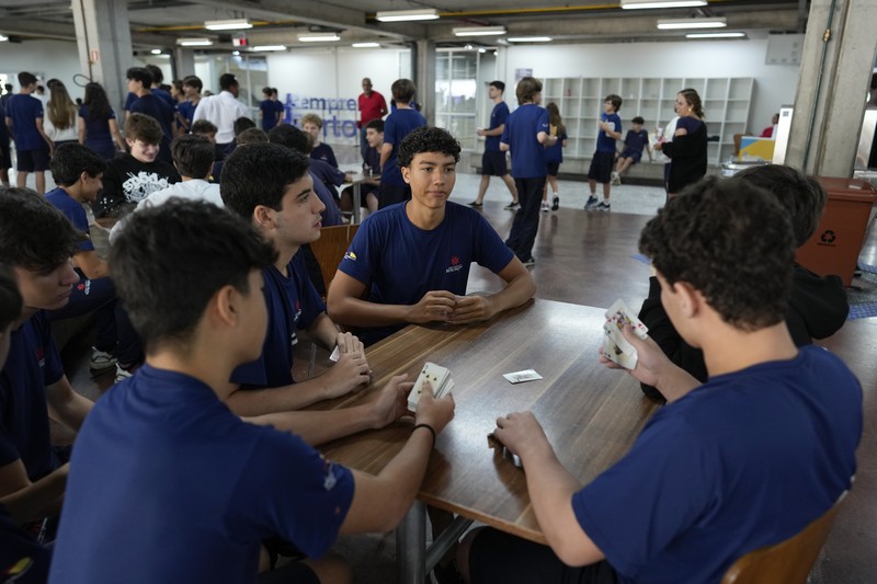 Presiden Brasil Luiz Inácio Lula da Silva resmi menandatangani undang-undang yang mebatasi penggunaan smartphone di lingkungan sekolah. (AP Photo/Andre Penner)