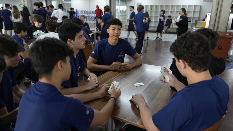 Presiden Brasil Luiz Inácio Lula da Silva resmi menandatangani undang-undang yang mebatasi penggunaan smartphone di lingkungan sekolah. (AP Photo/Andre Penner)