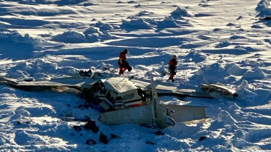 Puing pesawat Bering Air Caravan yang dilaporkan hilang pada Kamis (6/2) lalu. (Handout / US Coast Guard / AFP)