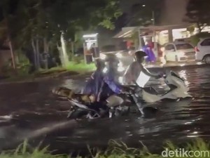 Puluhan Motor Mogok Dampak Depan Lippo Plaza Sidoarjo Banjir