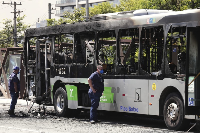Sebuah pesawat kecil jatuh dan menghantam bus di Sao Paulo, Brasil pada Jumat (7/2) kemarin. (AP Photo/Ettore Chiereguini) Sebuah pesawat kecil jatuh dan menghantam bus di Sao Paulo, Brasil pada Jumat (7/2) kemarin. (AP Photo/Ettore Chiereguini)