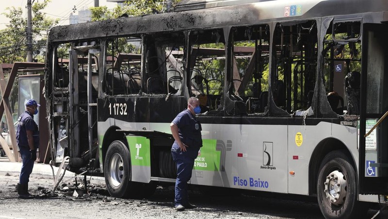 Sebuah pesawat kecil jatuh dan menghantam bus di Sao Paulo, Brasil pada Jumat (7/2) kemarin. (AP Photo/Ettore Chiereguini)
