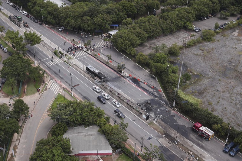 Sebuah pesawat kecil jatuh dan menghantam bus di Sao Paulo, Brasil pada Jumat (7/2) kemarin. (AP Photo/Ettore Chiereguini) Sebuah pesawat kecil jatuh dan menghantam bus di Sao Paulo, Brasil pada Jumat (7/2) kemarin. (AP Photo/Ettore Chiereguini)