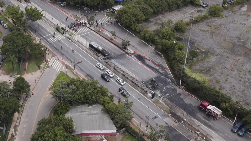 Sebuah pesawat kecil jatuh dan menghantam bus di Sao Paulo, Brasil pada Jumat (7/2) kemarin. (AP Photo/Ettore Chiereguini)