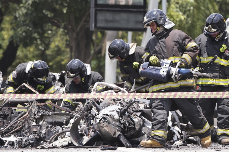 Sebuah pesawat kecil jatuh dan menghantam bus di Sao Paulo, Brasil pada Jumat (7/2) kemarin. (AP Photo/Ettore Chiereguini) Sebuah pesawat kecil jatuh dan menghantam bus di Sao Paulo, Brasil pada Jumat (7/2) kemarin. (AP Photo/Ettore Chiereguini)