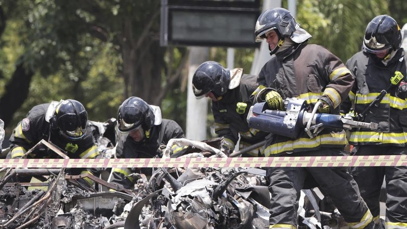 Sebuah pesawat kecil jatuh dan menghantam bus di Sao Paulo, Brasil pada Jumat (7/2) kemarin. (AP Photo/Ettore Chiereguini)