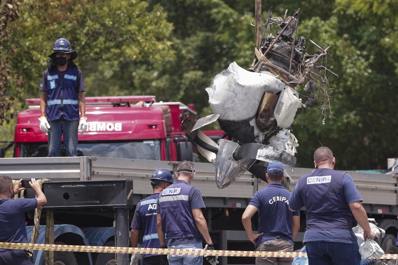 Sebuah pesawat kecil jatuh dan menghantam bus di Sao Paulo, Brasil pada Jumat (7/2) kemarin. (AP Photo/Ettore Chiereguini) Sebuah pesawat kecil jatuh dan menghantam bus di Sao Paulo, Brasil pada Jumat (7/2) kemarin. (AP Photo/Ettore Chiereguini)